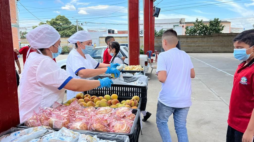 El PAE opera a través de las modalidades: ‘Ración Industrializada’ (RI), es decir, tipo refrigerio, y ‘Ración Preparada en Sitio’ (RPS).