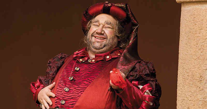 El bajo colombiano Valeriano Lanchas en el rol de John Falstaff.