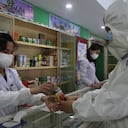 Una empleada de la Oficina de Gestión de Medicamentos del Distrito de Daesong en Pyongyang proporciona medicamentos a un residente el lunes 16 de mayo de 2022, mientras el régimen aumenta las medidas para detener la propagación de enfermedades en Pyongyang, Corea del Norte.