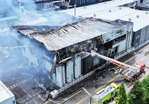 Bomberos trabajan en una fábrica de baterías litio incendiada en Hwaseong, Corea del Sur, el lunes 24 de junio de 2024. (Hong Ki-wonj/Yonhap via AP)