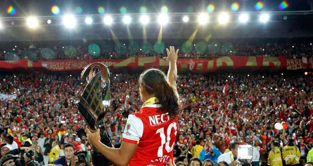 "Este fue un sueño que se hizo realidad, desde enero nos pusimos esta meta y lo logramos”, dijo Liliana Salazar al recibir el trofeo. Foto: Guillermo Torres / SEMANA