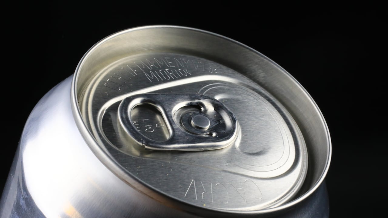 Es mejor servir la cerveza en un recipiente de vidrio.