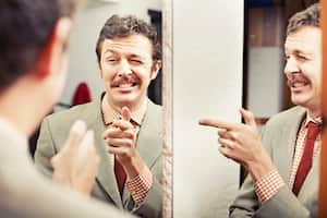 El lenguaje no solo transmite ideas, sino también actitudes y valores que influyen en la manera de relacionarse con los demás.