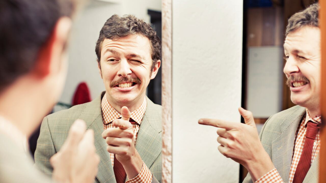 El lenguaje no solo transmite ideas, sino también actitudes y valores que influyen en la manera de relacionarse con los demás.