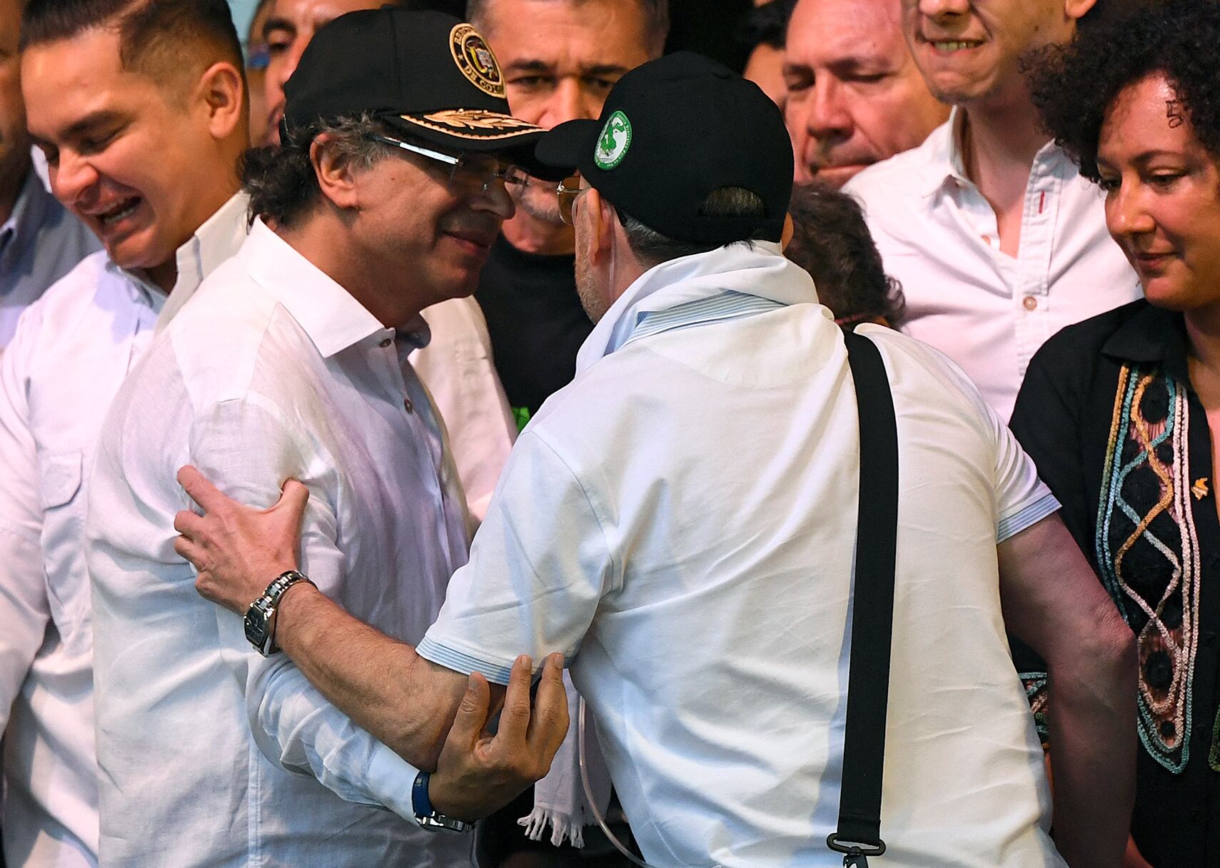 El presidente colombiano, Gustavo Petro, saluda a José Leonardo Muñoz, alias Douglas, portavoz del proceso de paz urbana, durante la manifestación "Pacto por la Paz Urbana" en el centro administrativo de La Alpujarra en Medellín, Colombia, el 21 de junio de 2025. José Leonardo Muñoz, presunto líder de la Oficina de Envigado, fue reconocido como el principal portavoz de las estructuras de crimen organizado armado de alto impacto de Medellín y el Valle de Aburrá (Antioquia) por el Gobierno colombiano.