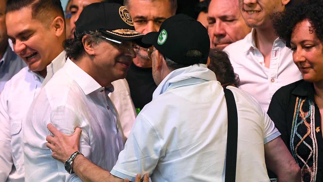 El presidente Gustavo Petro saluda a José Leonardo Muñoz, alias Douglas, portavoz del proceso de paz urbana, durante la manifestación "Pacto por la Paz Urbana" en el centro administrativo de La Alpujarra en Medellín, Colombia, el 21 de junio de 2025.