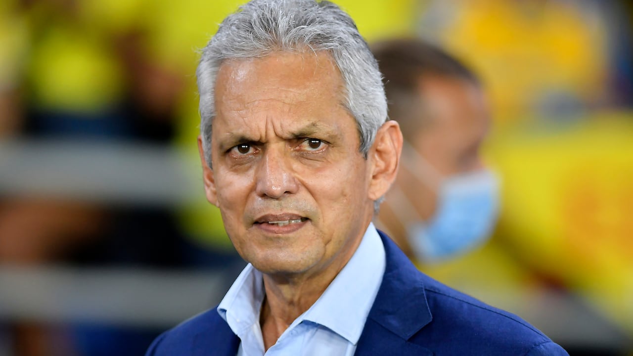 BARRANQUILLA, COLOMBIA - MARCH 24: Reinaldo Rueda coach of Colombia looks on during a match between Colombia and Bolivia as part of FIFA World Cup Qatar 2022 Qualifier on March 24, 2022 in Barranquilla, Colombia. (Photo by Gabriel Aponte/Getty Images)