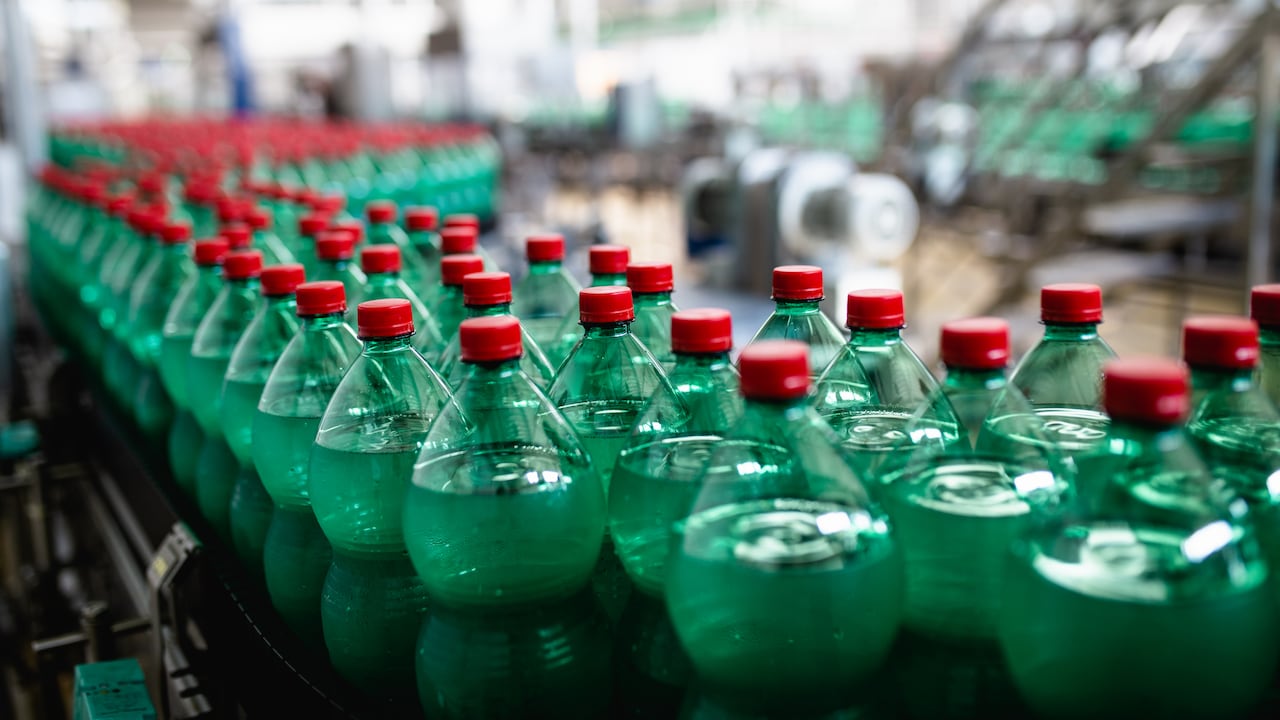 Bottling plant - Water bottling line for processing and bottling carbonated water into bottles.