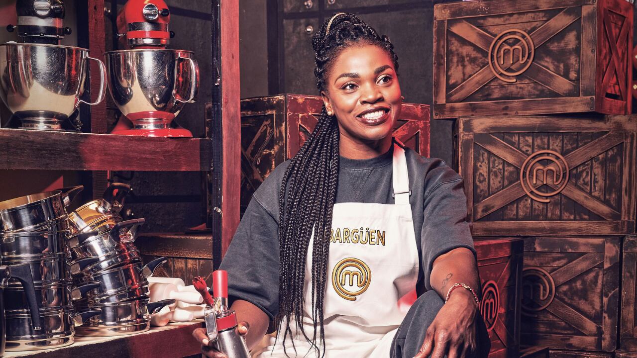 Catherine Ibargüen le puso delantal negro de uno de sus compañeros.