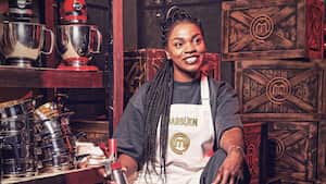 Catherine Ibargüen le puso delantal negro de uno de sus compañeros.