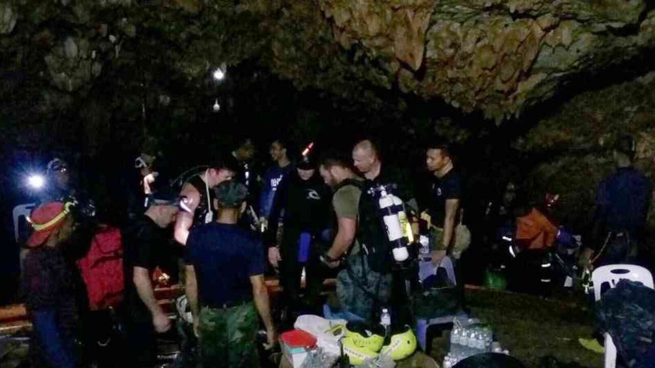 Los socorristas continúan con la difícil labor de rescate de los menores.