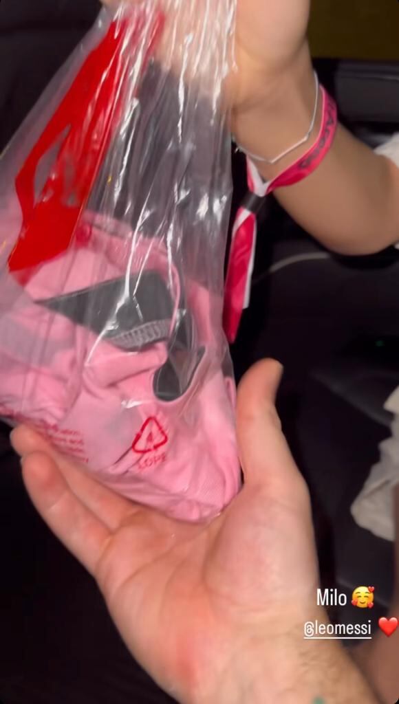 Messi le regaló su camiseta al hijo de Residente