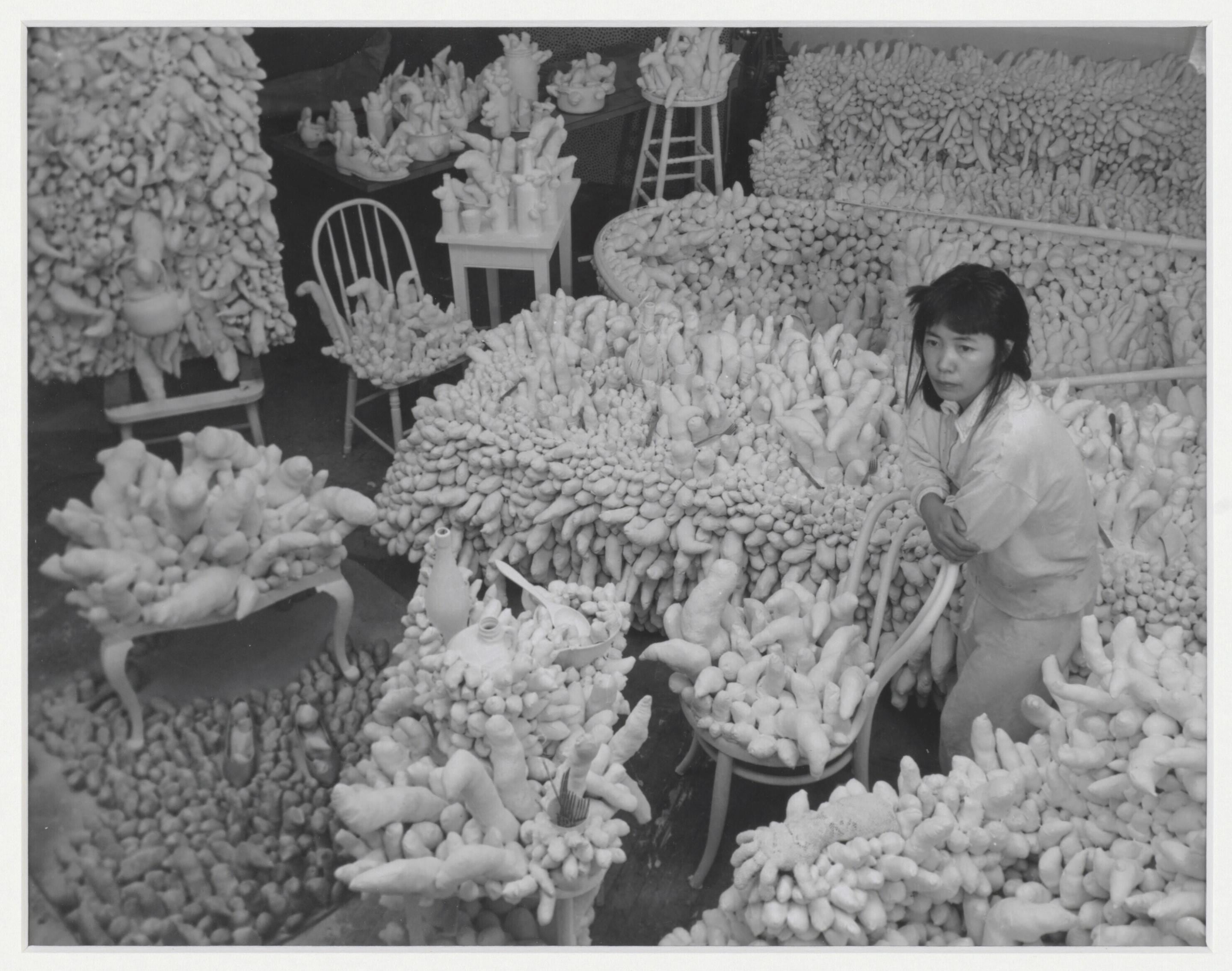Yayoi Kusama en una fotografía con Compulsive Furniture (Accumulation), alrededor de 1964. Museum Boijmans Van Beuningen
