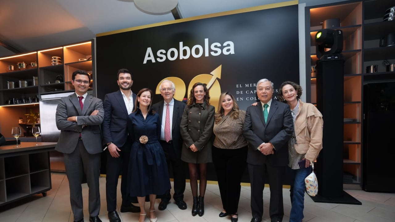 Sebastián Durán, subdirector de regulación SFC; Antonio Gómez, superintendente delegado adjunto para mercado de capitales; Ángela Salas, directora jurídica de Asobolsa; José Antonio Ocampo, Andrea
Quiroga asesora despacho SFC, Shenny González, presidente Asobolsa, César Ferrari, superintendente y Claudia Parra.
