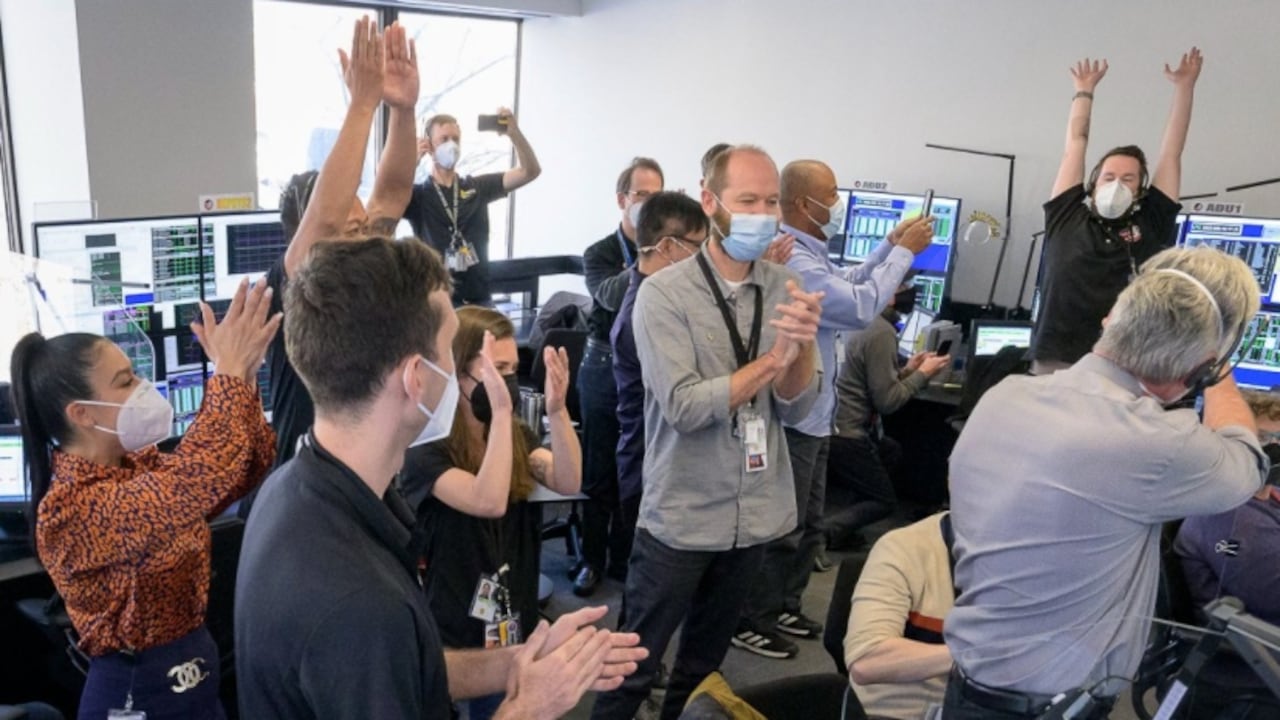 Celebran en la Nasa luego de que el telescopio James Webb completara con éxito la última etapa de su despliegue.
