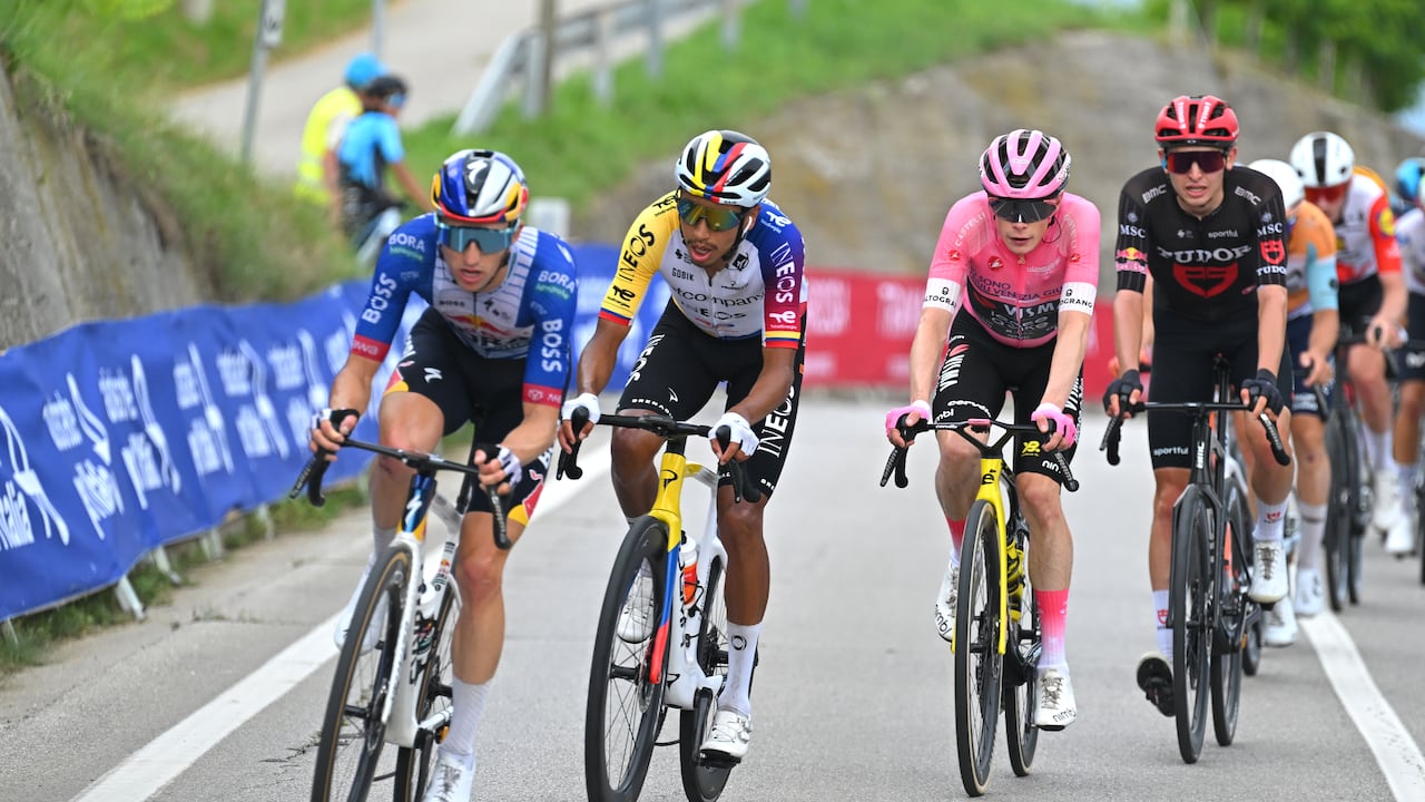 Egan Bernal dando pelea ante Jonas Vingegaard en el Giro de Italia 2026.