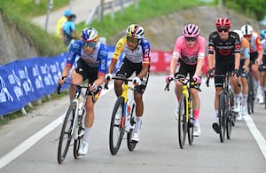Egan Bernal dando pelea ante
Jonas Vingegaard en el Giro de Italia 2026