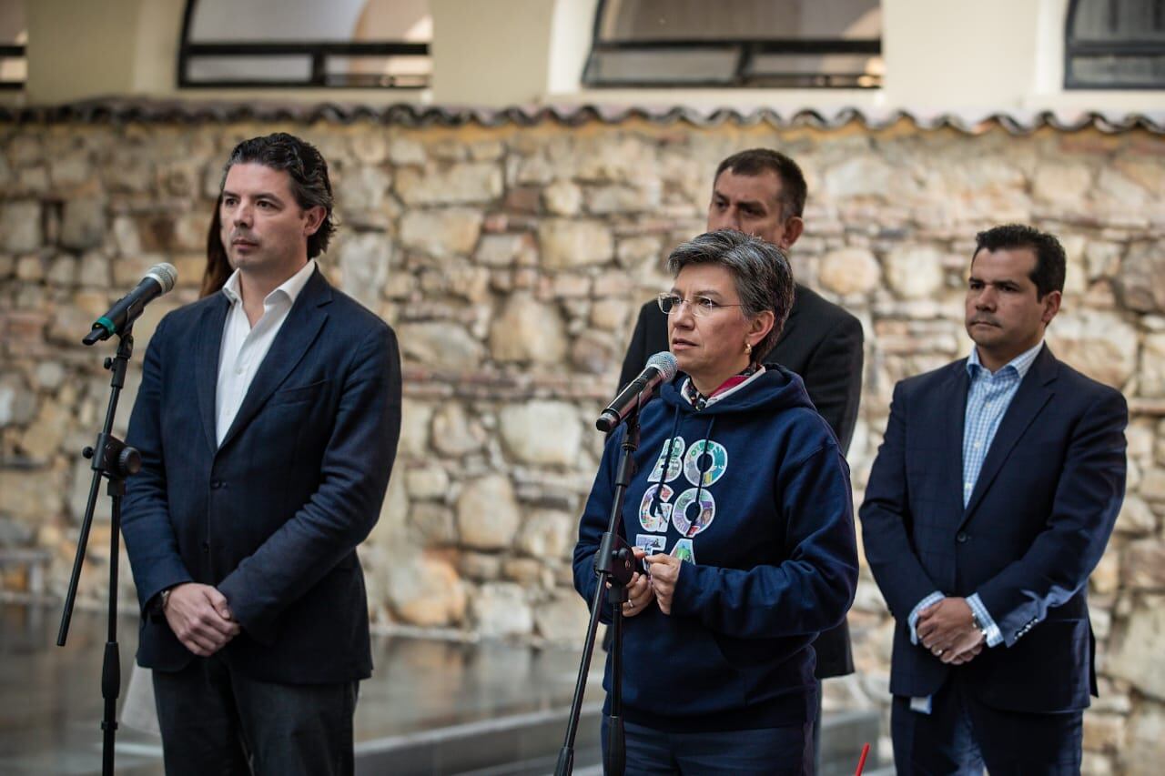La alcaldesa Claudia López en compañía del actual secretario de Seguridad, Aníbal Fernández de Soto.