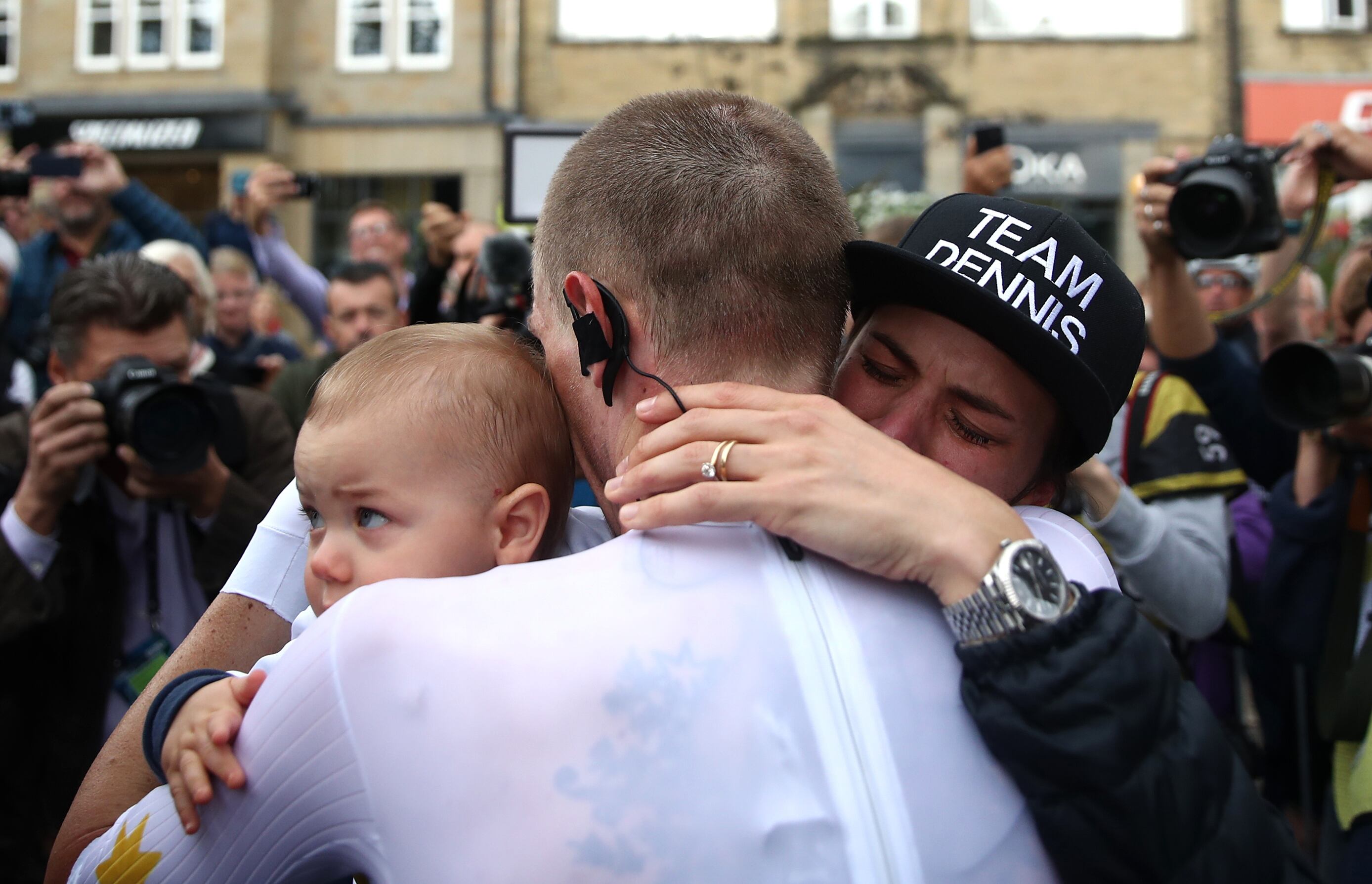 El australiano Rohan Dennis celebra la conquista del oro con su esposa Melissa Hoskins y su hijo durante la contrarreloj individual élite masculina de Northallerton a Harrogate.