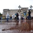 La gente se reúne frente al Palacio de Buckingham en Londres, el jueves 8 de septiembre de 2022. El Palacio de Buckingham dice que la reina Isabel II ha sido puesta bajo supervisión médica porque los médicos están "preocupados por la salud de Su Majestad". (AP Photo/Frank Augstein)