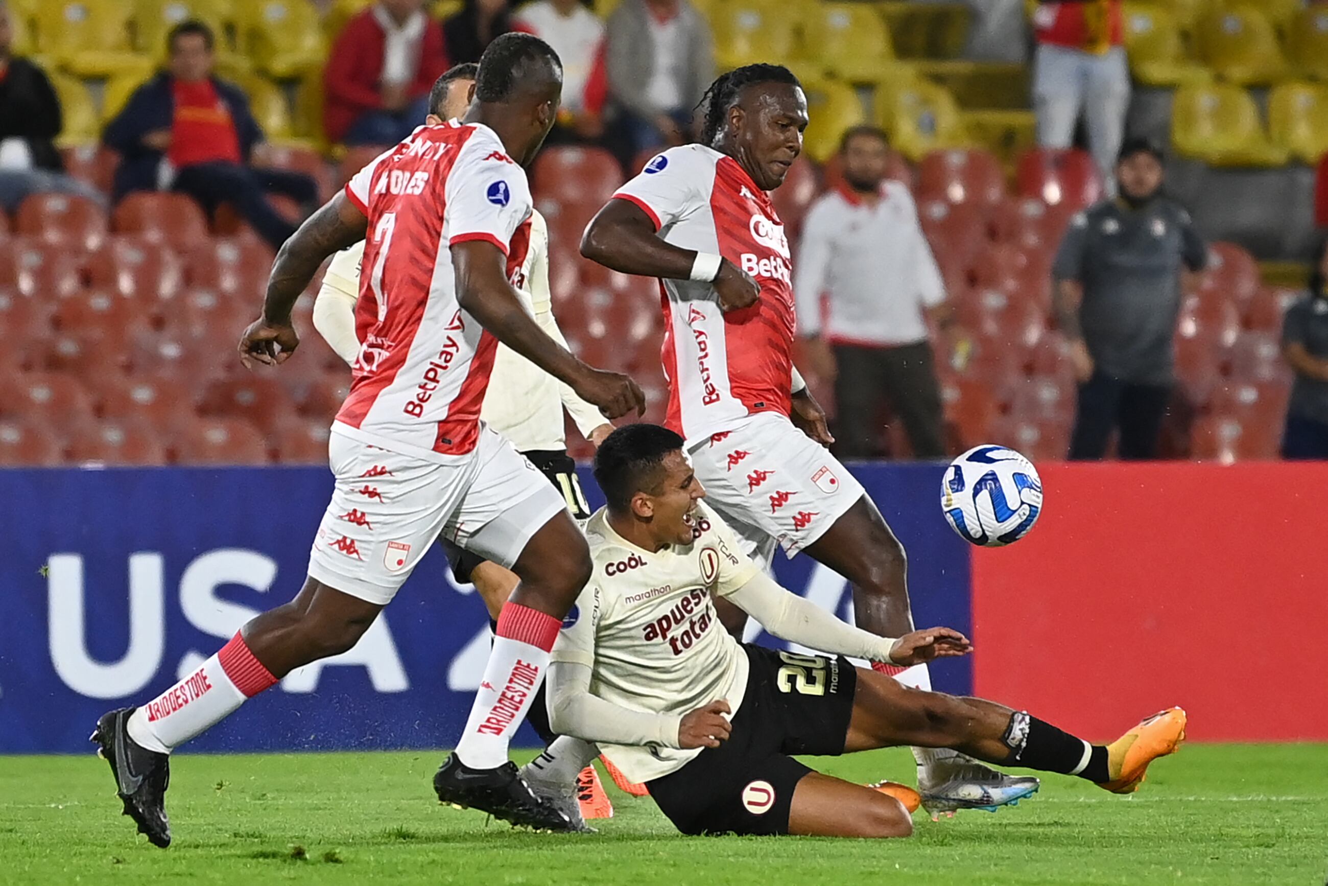 Alex Valera peleando un balón con Hugo Rodallega.