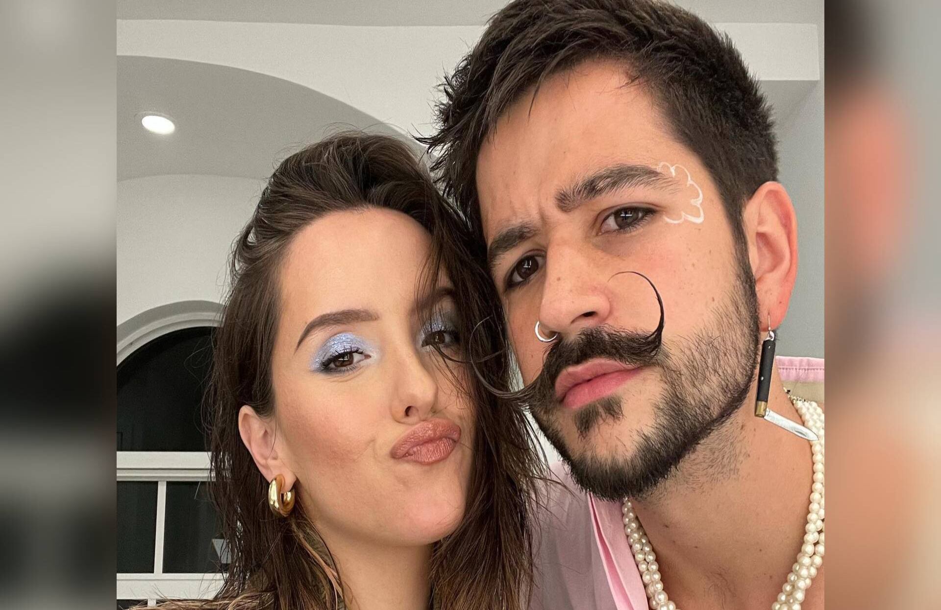 En redes sociales, la tienda con la línea de ropa inspirada en Índigo ofrece despachos internacionales.