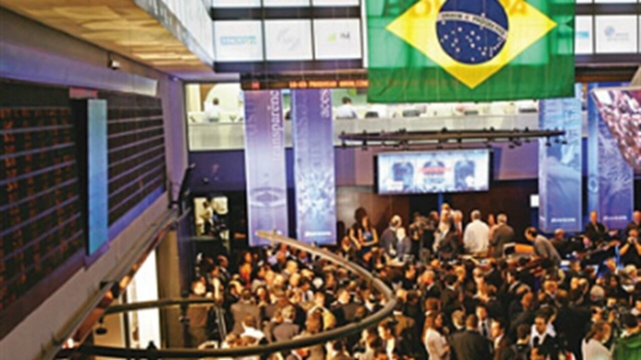 La Bolsa de Sao Paulo, la principal de la región, cuyo Ibovespa cayó un 1,65 %, hasta 54.648 puntos, tras operaciones por 6.864 millones de reales (3.403 millones de dólares).