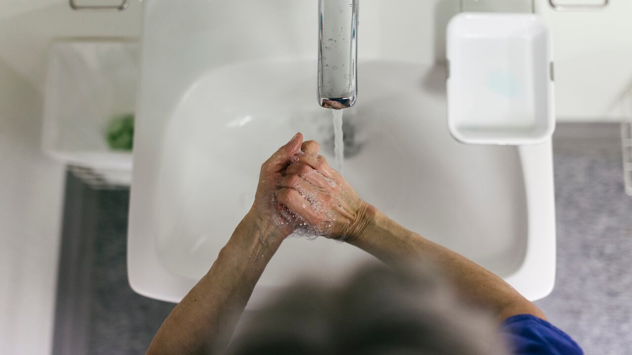 Usuarios de agua en Bogotá deben tomar previsiones ante los cortes planificados para el martes 8 de agosto en varias localidades.