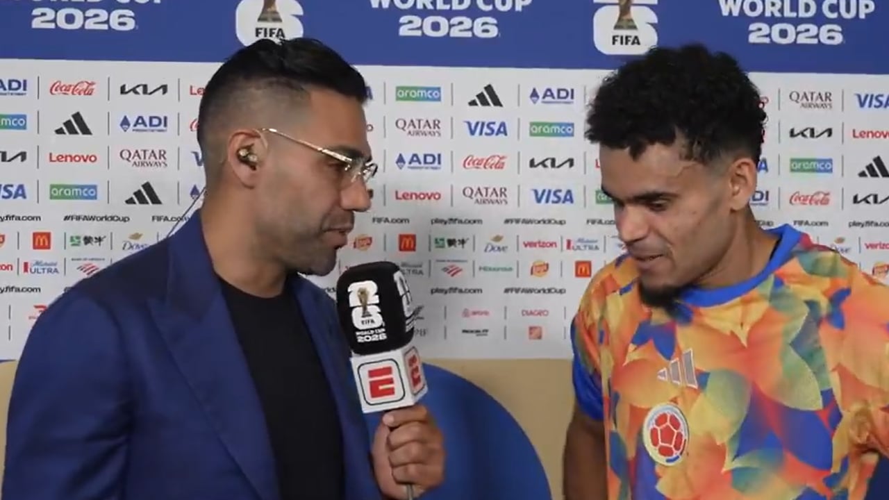 Falcao García hablando con Luis Díaz en la zona mixta del partido Colombia vs. Ghana.