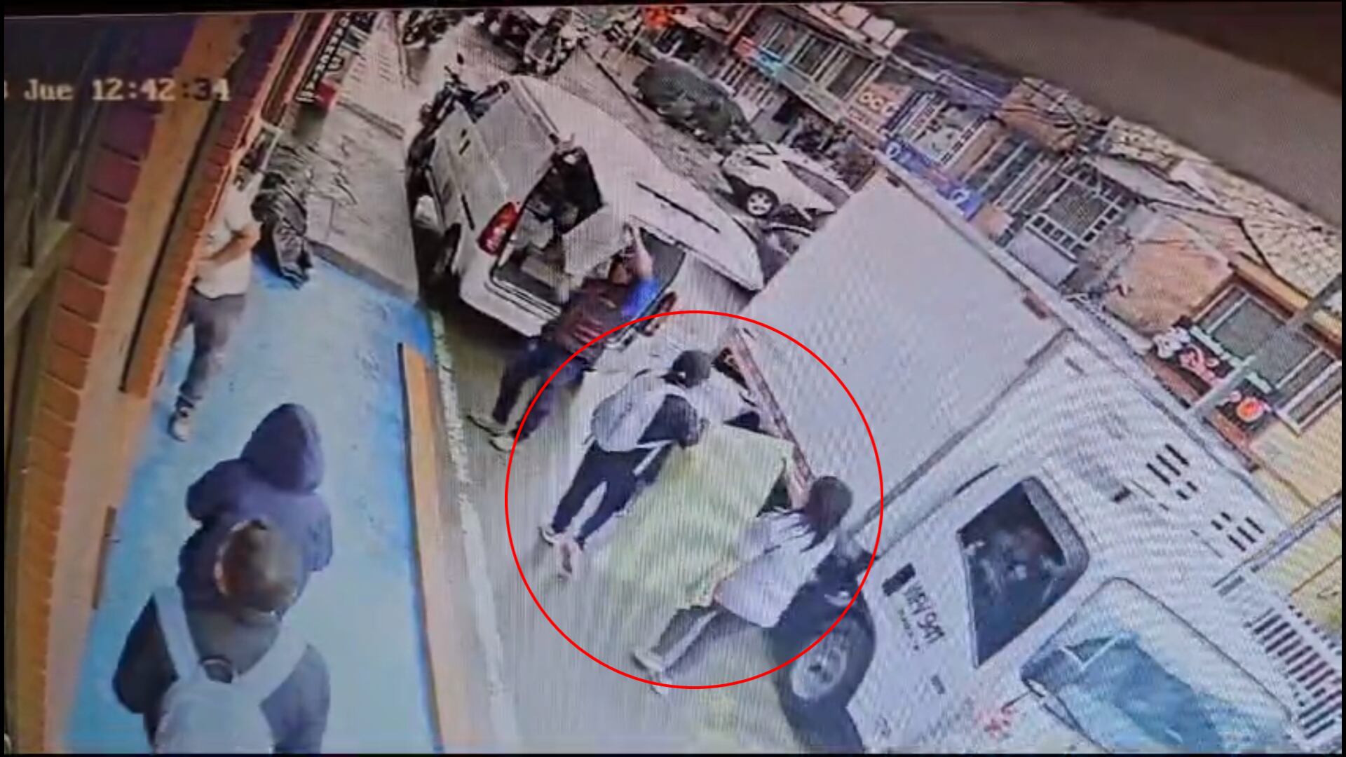 Los ladrones se robaron televisores y computadores, entre otros objetos.