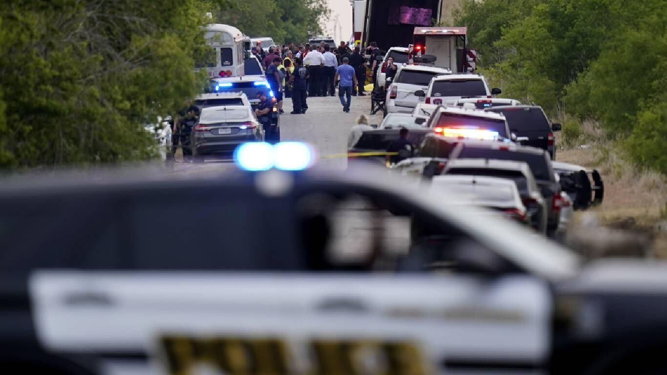 La policía bloquea la escena donde se descubrió un remolque de tractor con múltiples cadáveres, el lunes 27 de junio de 2022, en San Antonio. Foto: AP/Eric Gay.