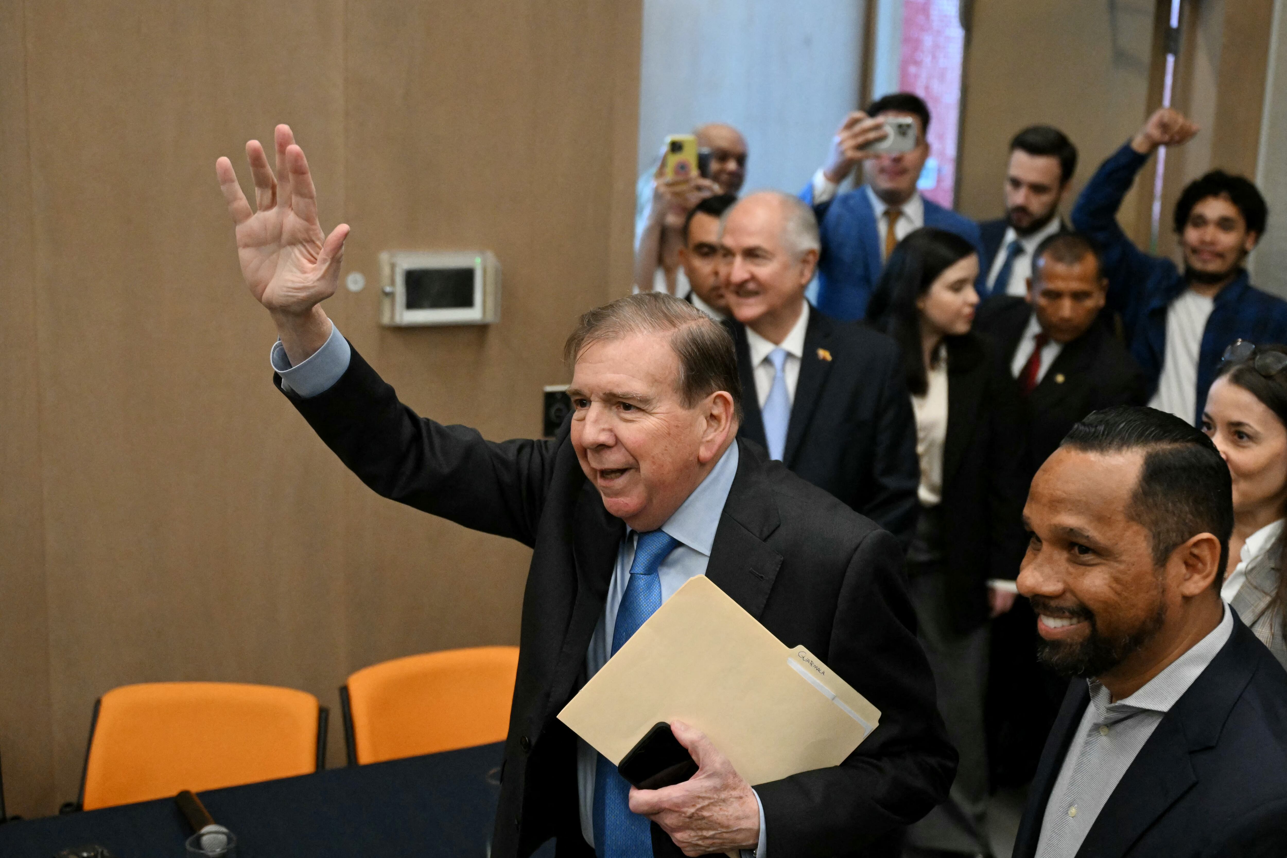 El líder de la oposición venezolana Edmundo González Urrutia (C) saluda a sus partidarios durante una reunión con ciudadanos venezolanos en la ciudad de Guatemala el 15 de enero de 2025. El líder de la oposición venezolana Edmundo González Urrutia, quien reivindica la victoria presidencial de su país, dijo el miércoles en Guatemala que el gobierno de Nicolás Maduro es “débil” y “solo”, pero sigue siendo “peligroso”. (Foto de Johan ORDÓNEZ/AFP)