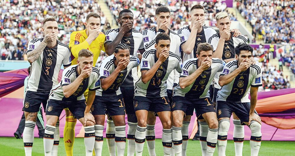 Después de los actos protocolarios, los 11 inicialistas de Alemania posaron para la foto oficial con su mano sobre la boca. 
