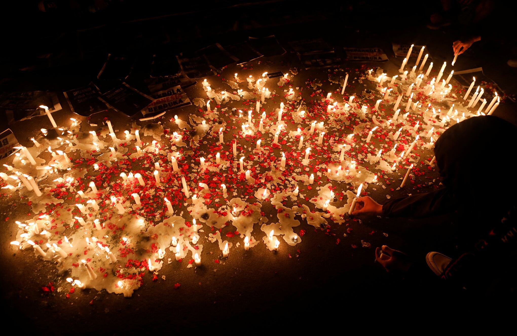 En imágenes : Al menos 125 muertos en estampida en fútbol de Indonesia