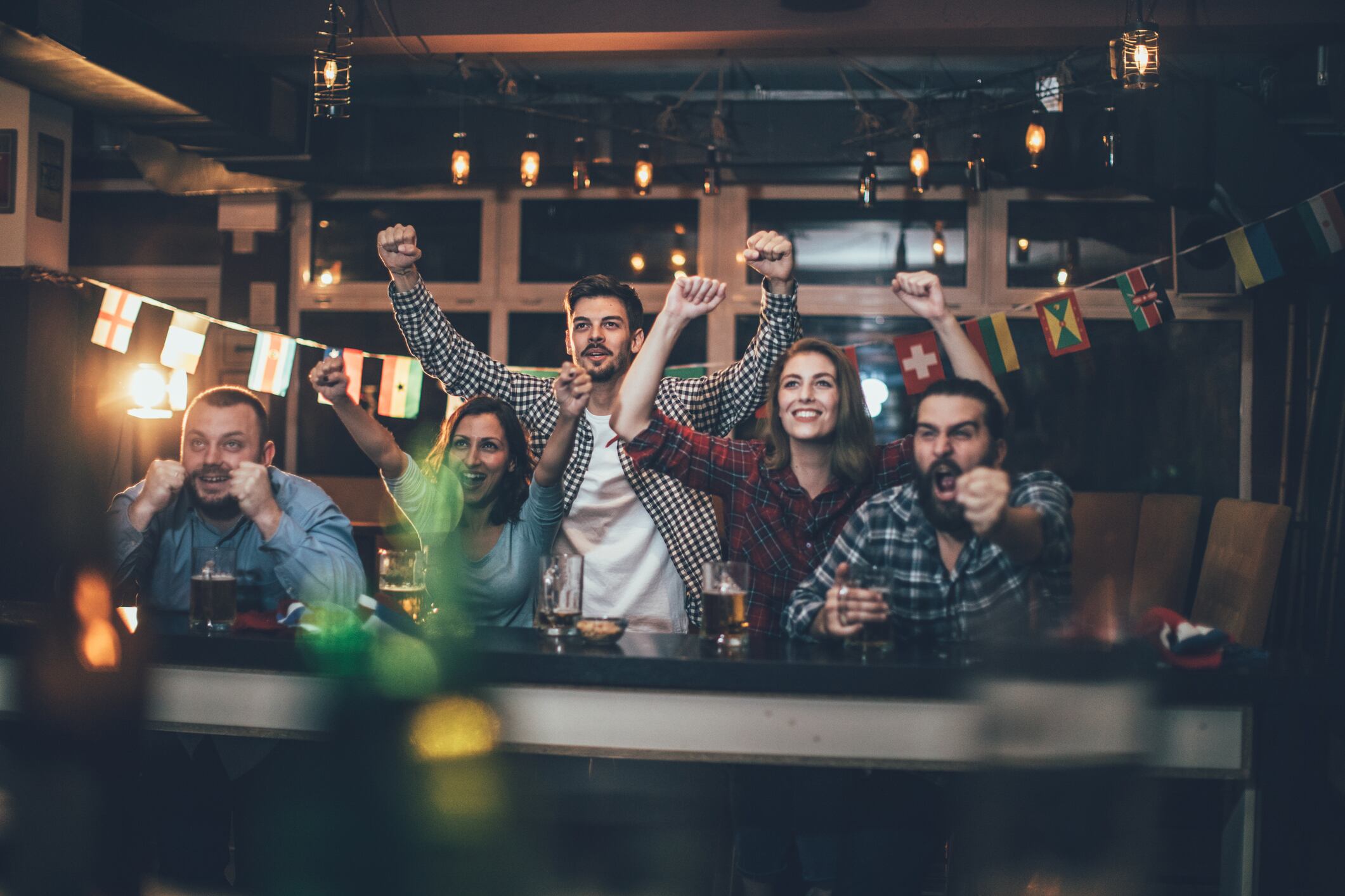 Fanáticos del fútbol viendo un partido del Mundial.