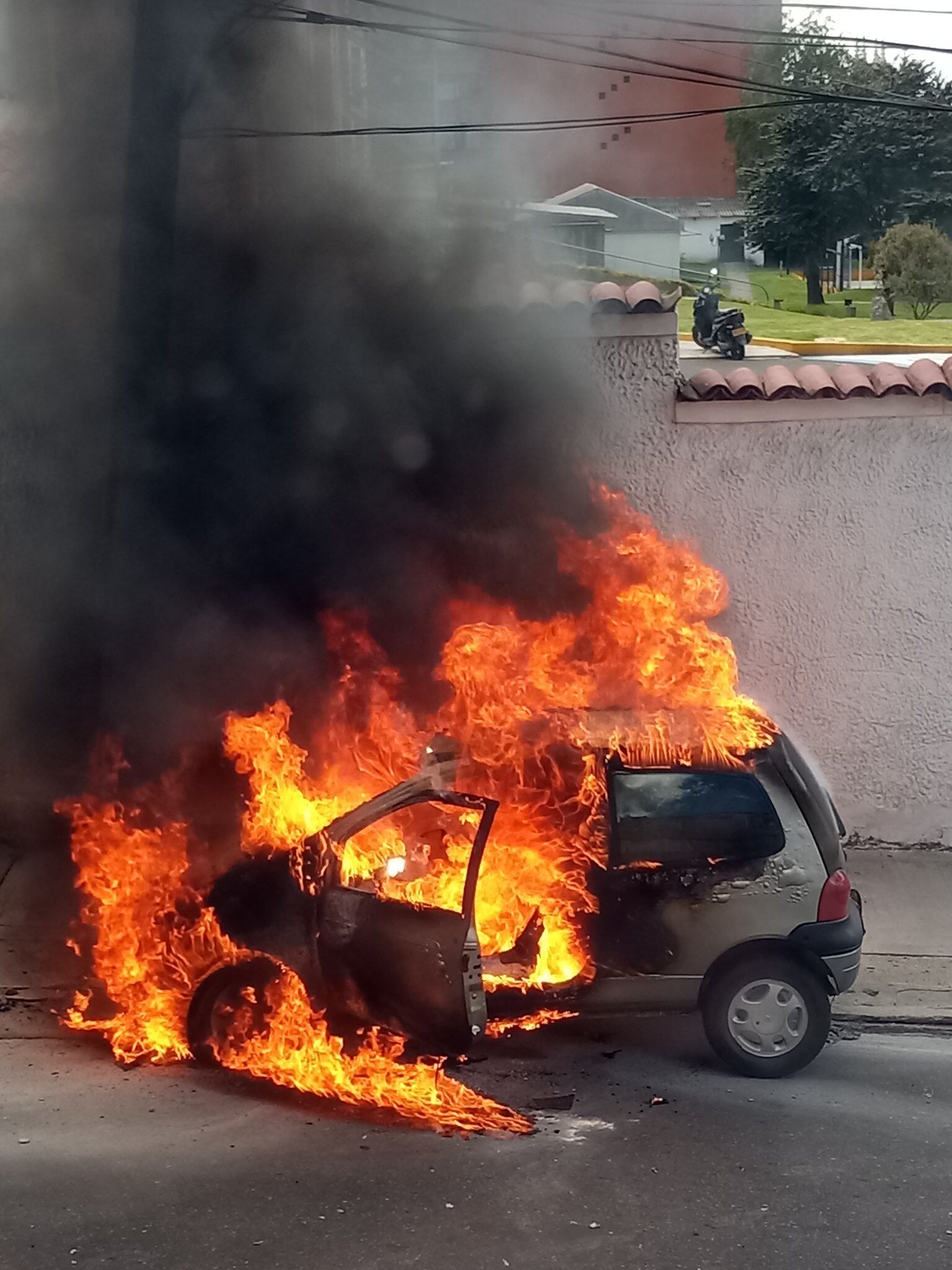 “Nuestros bomberos de la estación Central controlan el incendio de un vehículo particular, en la carrera 4 con calle 62”, informó el cuerpo de bomberos.