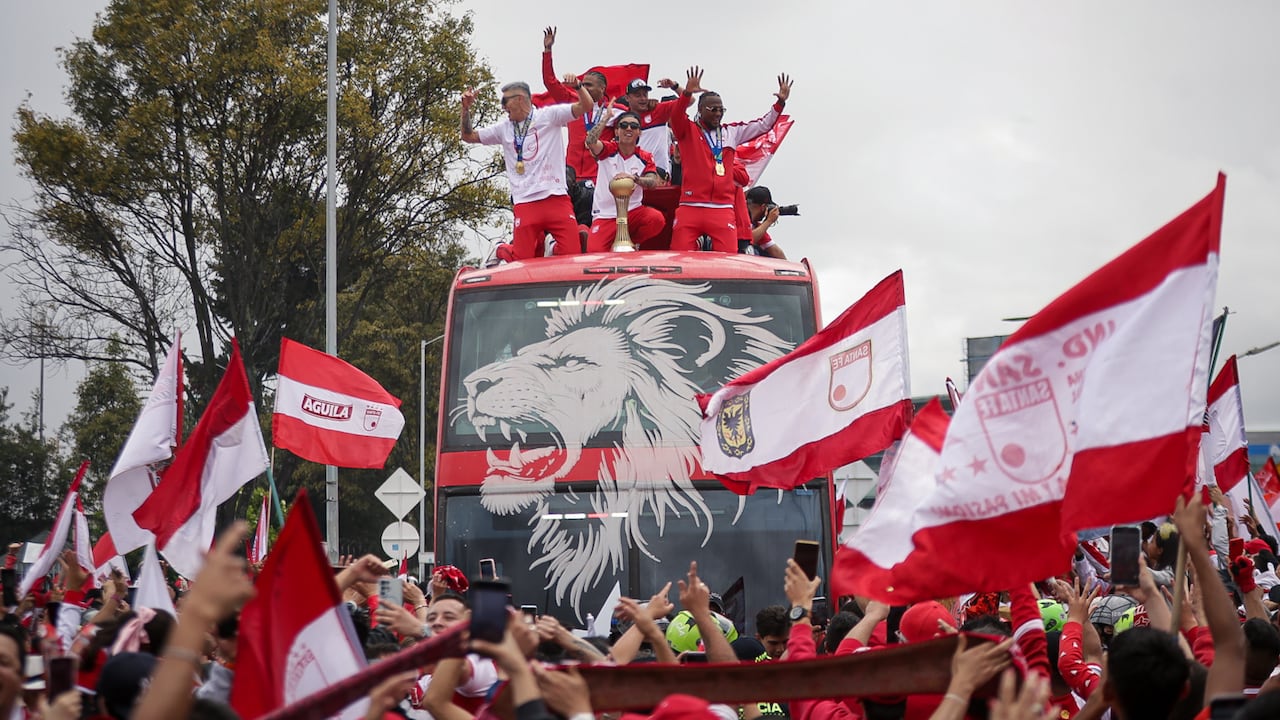 Bogotá. Junio 30 de 2025. La hinchada del Club Independiente Santa Fe, realiza el recibimiento del plantel que jugó en Medellín la final de la liga BetPlay 2025-1, de la cual se coronó campeón. (Colprensa - Cristian Bayona).