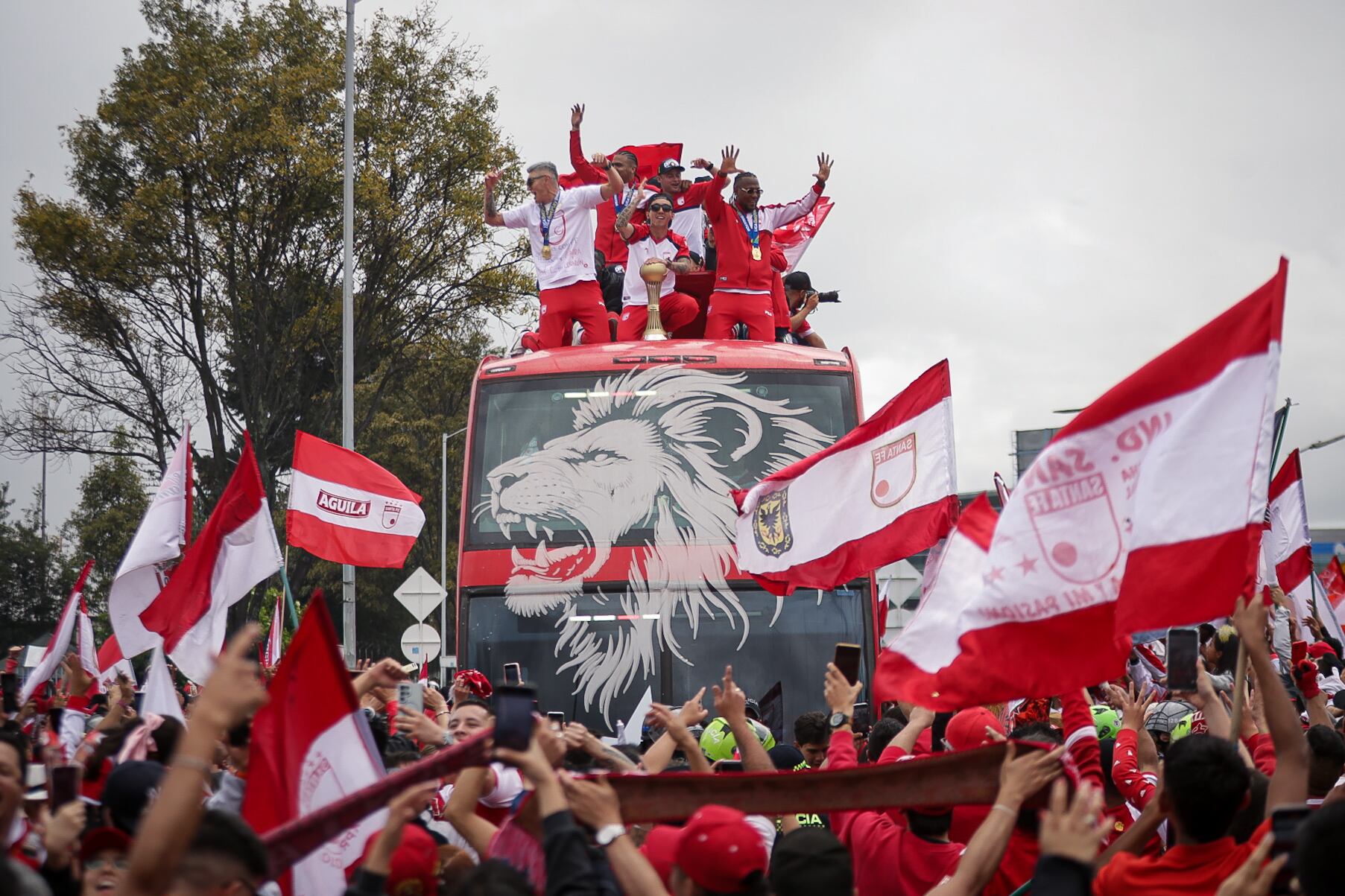 Bogotá. Junio 30 de 2025. La hinchada del Club Independiente Santa Fe, realiza el recibimiento del plantel que jugó en Medellín la final de la liga BetPlay 2025-1, de la cual se coronó campeón. (Colprensa - Cristian Bayona).