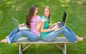 Expertos aseguran que el rol de padres y docentes es clave para educar a los jóvenes sobre cómo navegar la web.