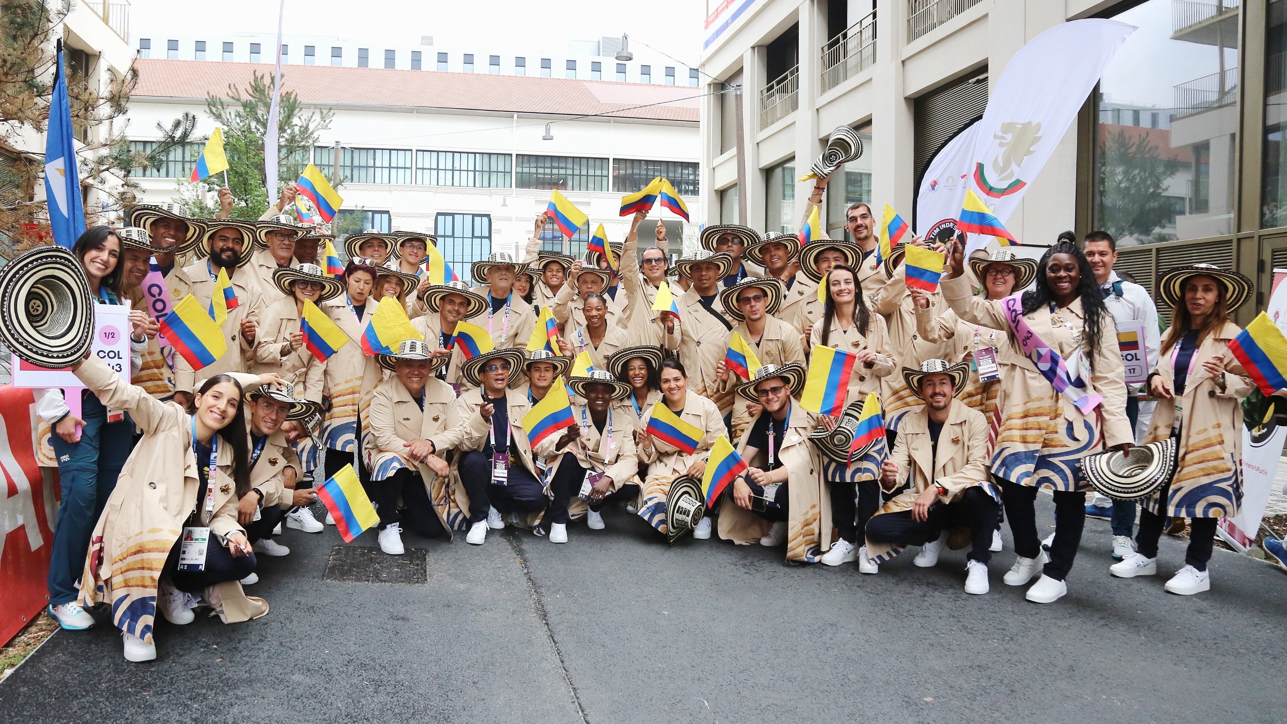 Comité olímpico colombiano luce una gabardina en París 2024