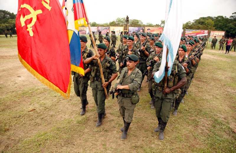 Desde que comenzó el proceso de paz, se iza la bandera blanda de la paz, junto a la de las Farc-Ep y la del Partido Comunista Clandestino, que lleva la hoz de los comunistas. 