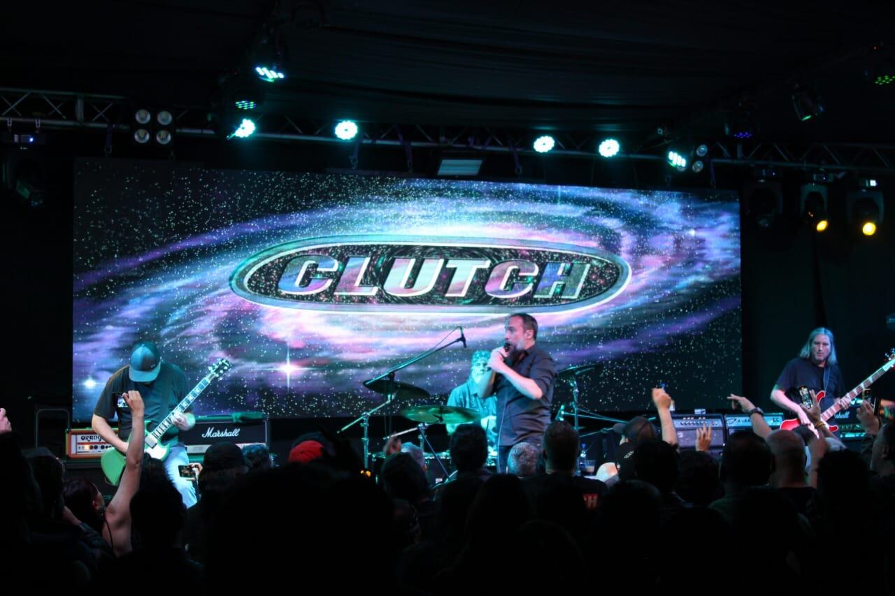 El 24 de julio, Jean-Paul Gaster, Dan Maines, Tim Sult y Neil Fallon entraron como una tromba, pisaron el embrague y arrancaron