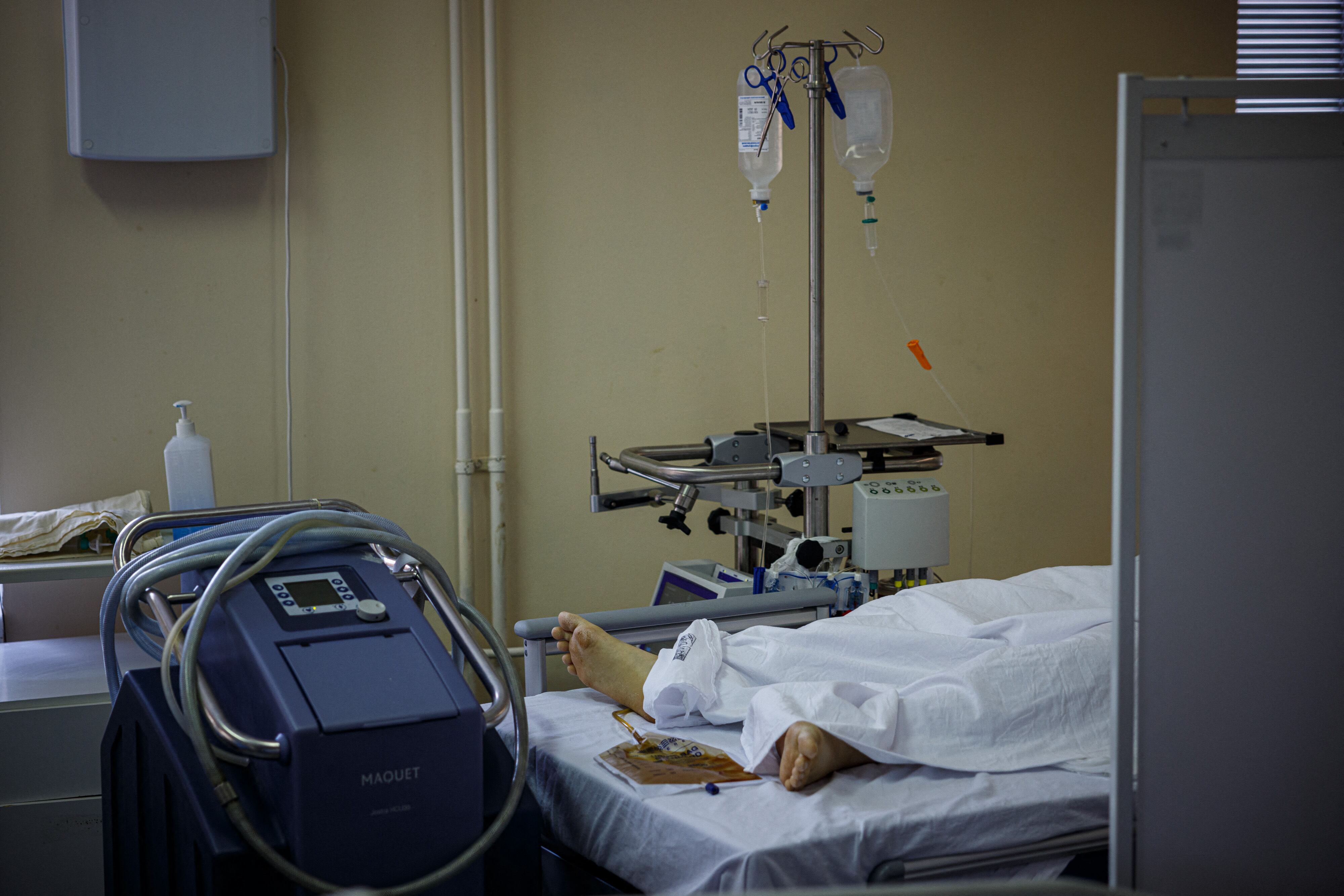 Un paciente es atendido en la unidad de cuidados intensivos para pacientes con coronavirus Covid-19 en el hospital de emergencia Sklifosovsky de Moscú en Moscú el 20 de octubre de 2021. - Rusia dijo el 20 de octubre que 1.028 personas murieron de Covid en las últimas 24 horas, un nuevo récord. , mientras el presidente Vladimir Putin reflexiona sobre la introducción de restricciones a nivel nacional para frenar la propagación de la enfermedad. (Foto de Dimitar DILKOFF / AFP)