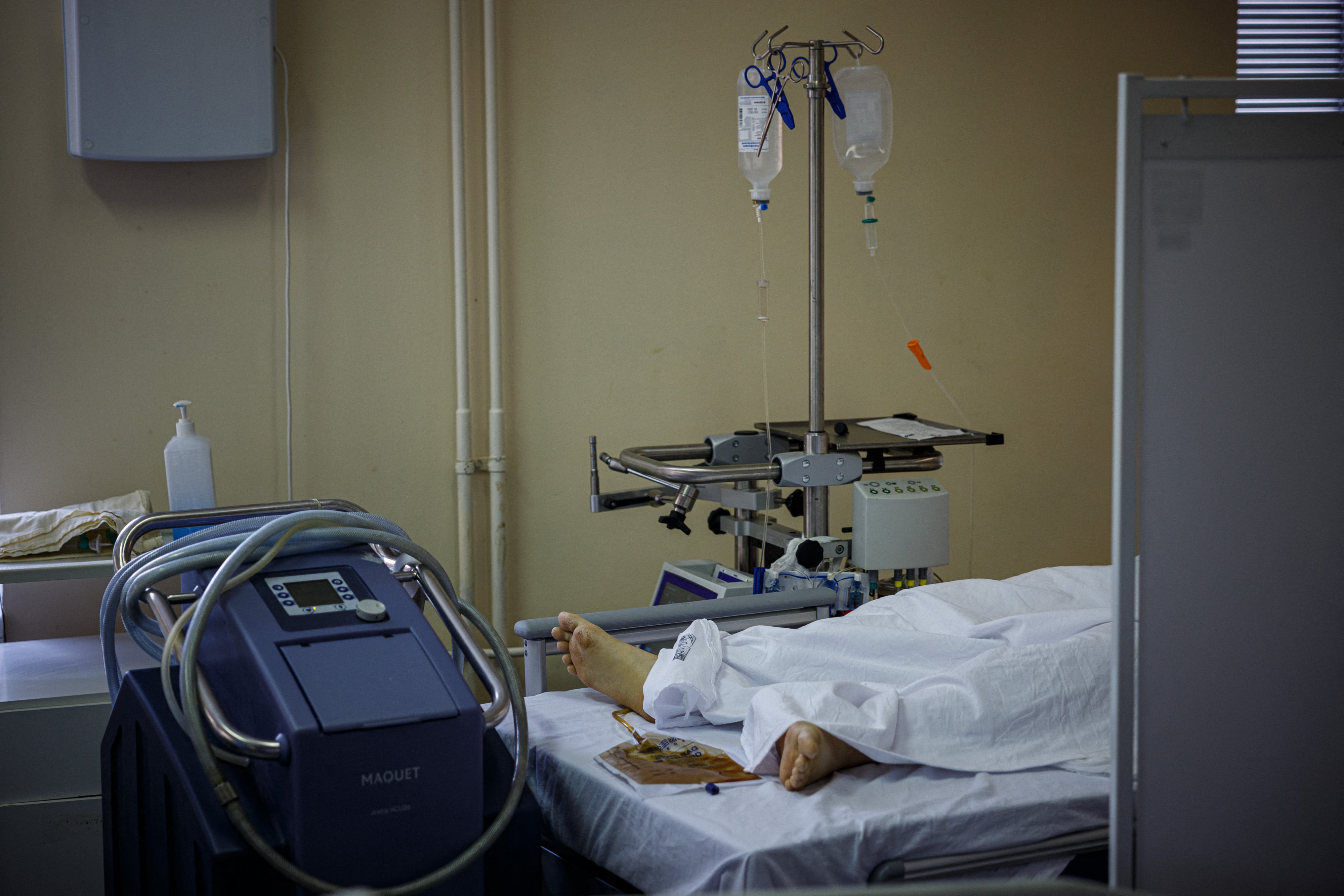 Un paciente es atendido en la unidad de cuidados intensivos para pacientes con coronavirus Covid-19 en el hospital de emergencia Sklifosovsky de Moscú en Moscú el 20 de octubre de 2021. - Rusia dijo el 20 de octubre que 1.028 personas murieron de Covid en las últimas 24 horas, un nuevo récord. , mientras el presidente Vladimir Putin reflexiona sobre la introducción de restricciones a nivel nacional para frenar la propagación de la enfermedad. (Foto de Dimitar DILKOFF / AFP)