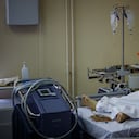 Un paciente es atendido en la unidad de cuidados intensivos para pacientes con coronavirus Covid-19 en el hospital de emergencia Sklifosovsky de Moscú en Moscú el 20 de octubre de 2021. - Rusia dijo el 20 de octubre que 1.028 personas murieron de Covid en las últimas 24 horas, un nuevo récord. , mientras el presidente Vladimir Putin reflexiona sobre la introducción de restricciones a nivel nacional para frenar la propagación de la enfermedad. (Foto de Dimitar DILKOFF / AFP)