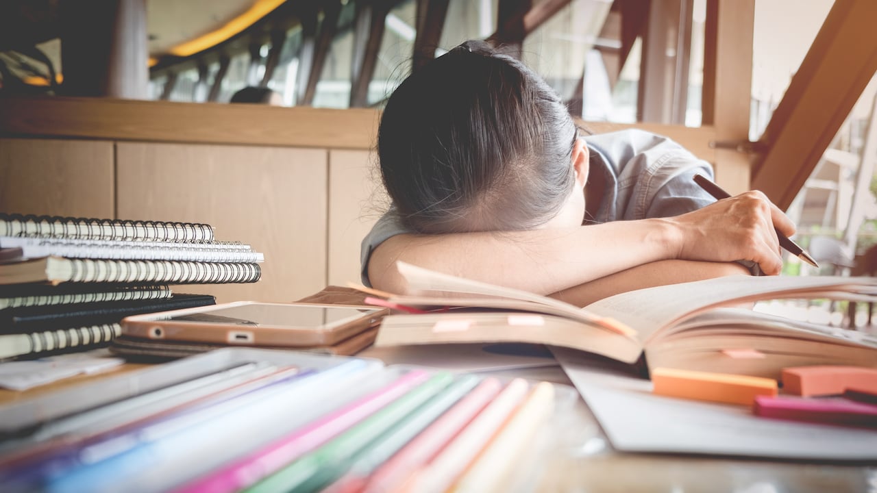 Los niños que padecen TDAH por lo general tienen dificultades para concentrarse en la realización de una tarea escolar o estar mucho tiempo sentados en ella.