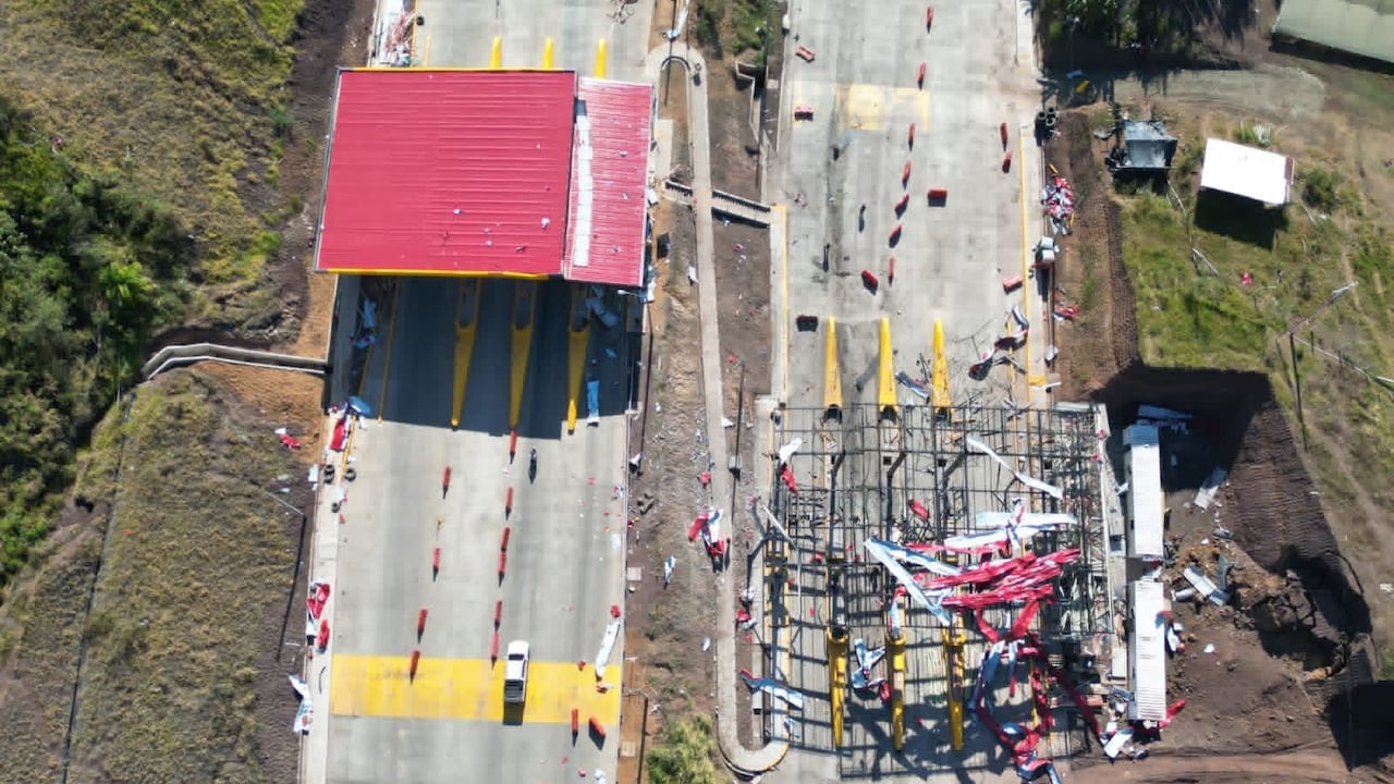 El ataque dejó dos personas heridas y graves daños en la infraestructura del peaje Mondomo, en Cauca.