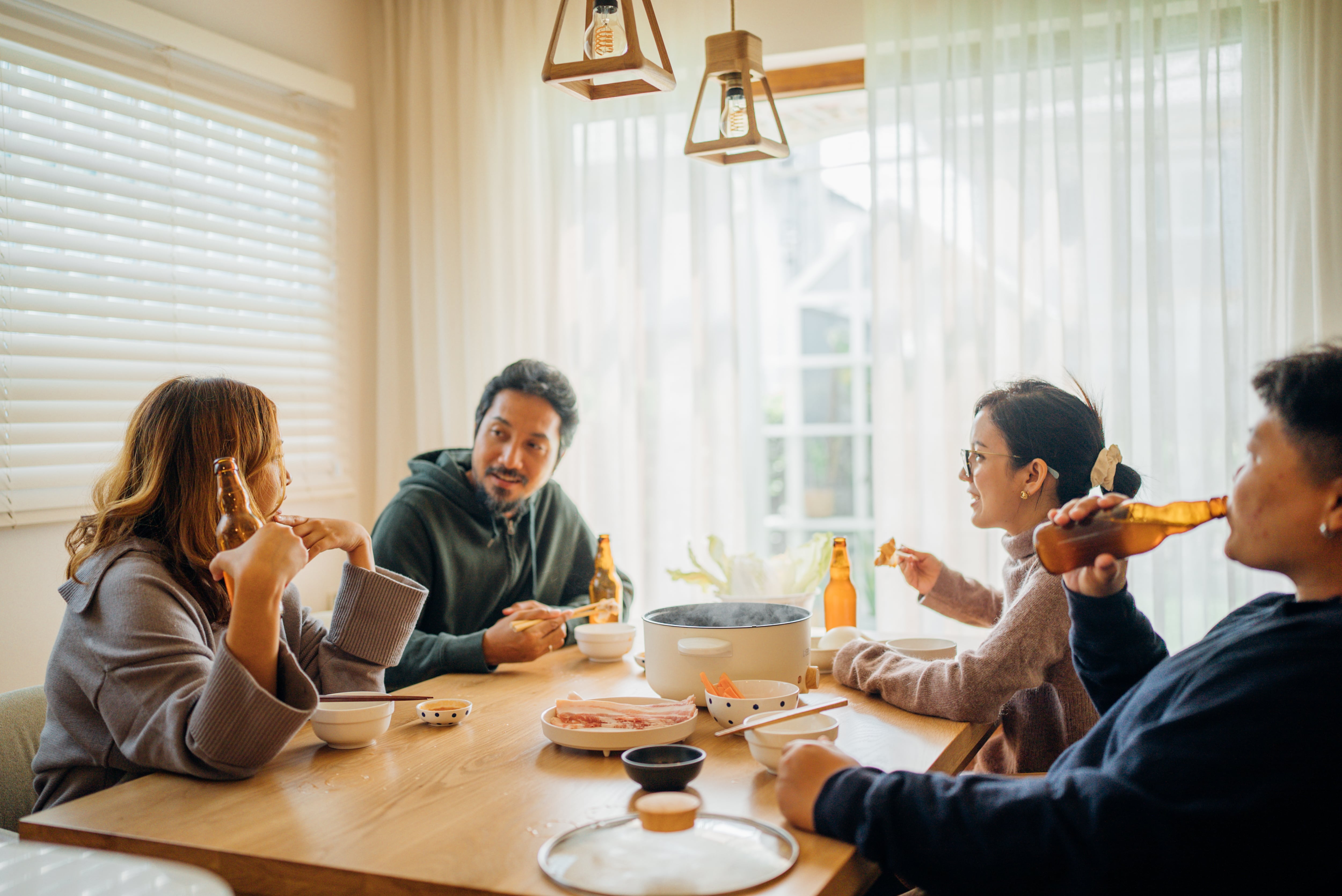 La elección de un lugar constante en la mesa puede ser el resultado de factores emocionales, psicológicos, prácticos y sociales.