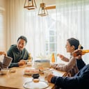 La elección de un lugar constante en la mesa puede ser el resultado de factores emocionales, psicológicos, prácticos y sociales.