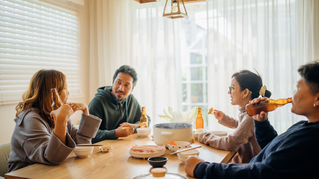 La elección de un lugar constante en la mesa puede ser el resultado de factores emocionales, psicológicos, prácticos y sociales.